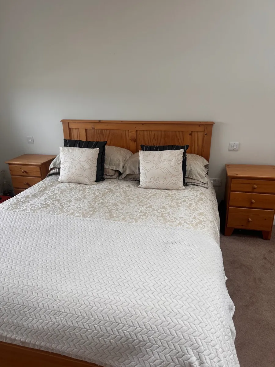 King Size Bed, 2 Lockers, 2 Sngl Beds - excellent - Image 4