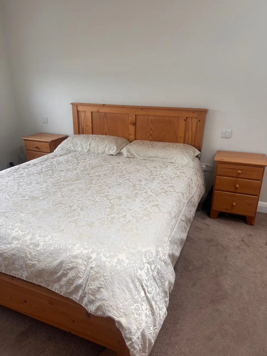 King Size Bed, 2 Lockers, 2 Sngl Beds - excellent - Image 1