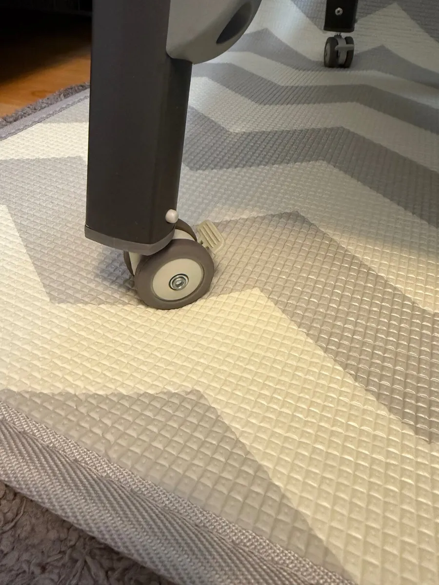 Bedside crib Tutti Bambini with wheels - Image 2