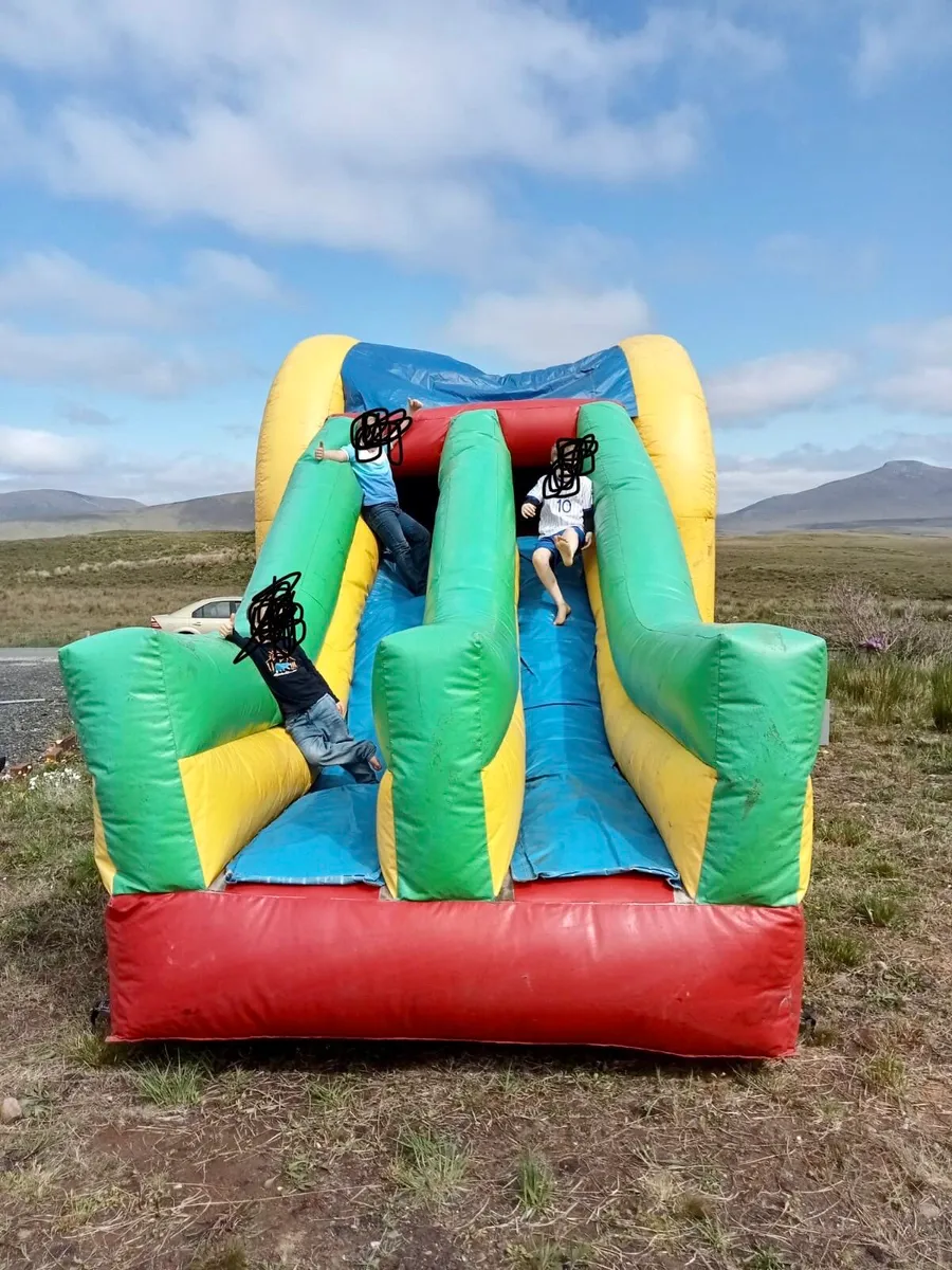 Bouncy castle with slide - Image 1