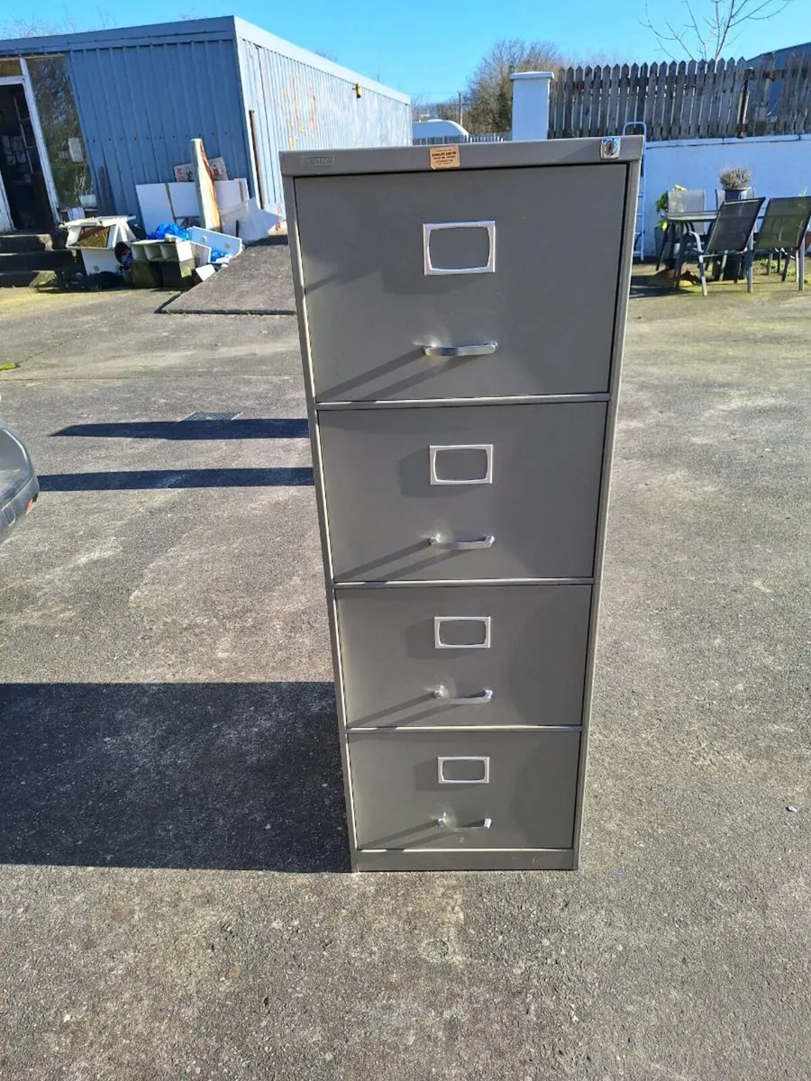 Four drawer metal filing cabinet with key - Image 1