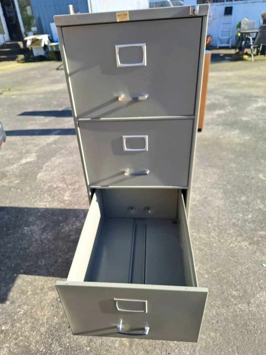 Four drawer metal filing cabinet with key - Image 3