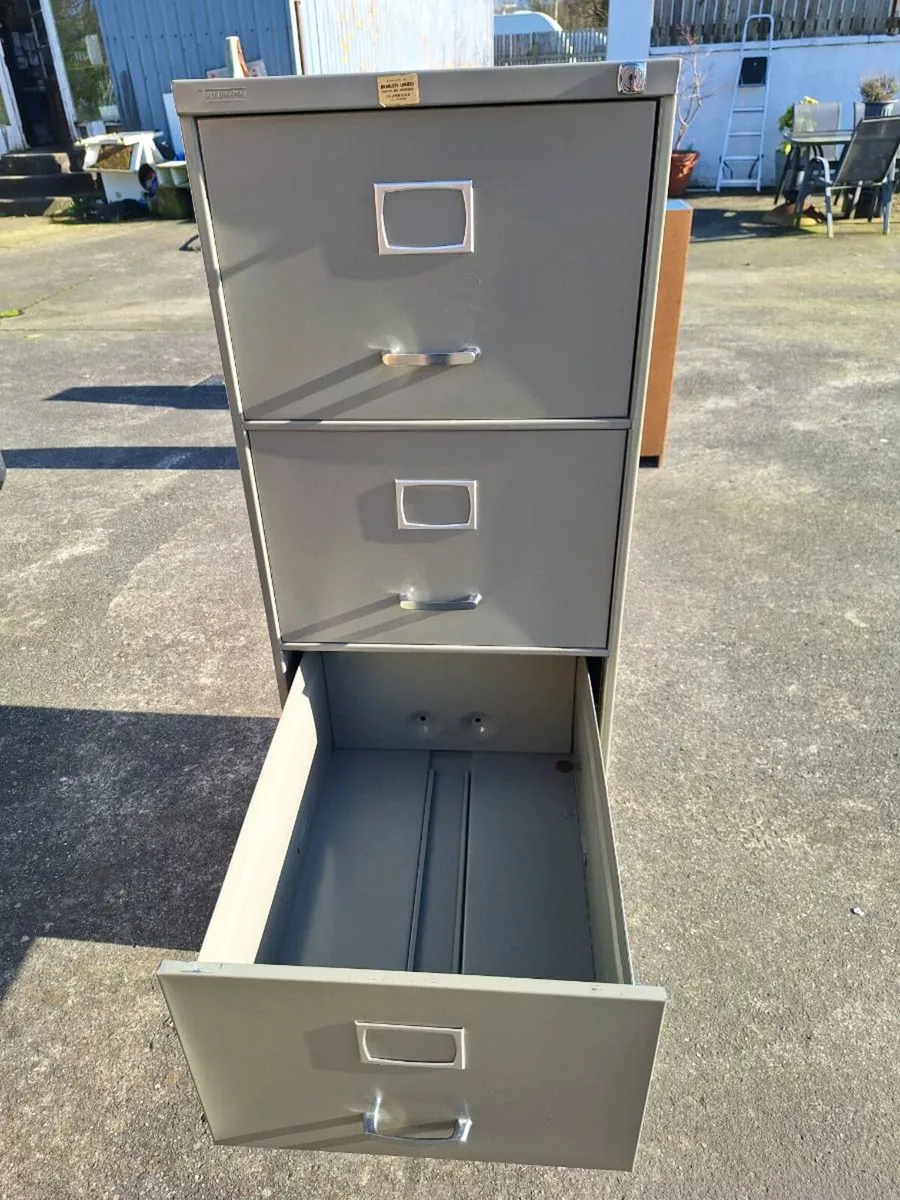 Four drawer metal filing cabinet with key - Image 4
