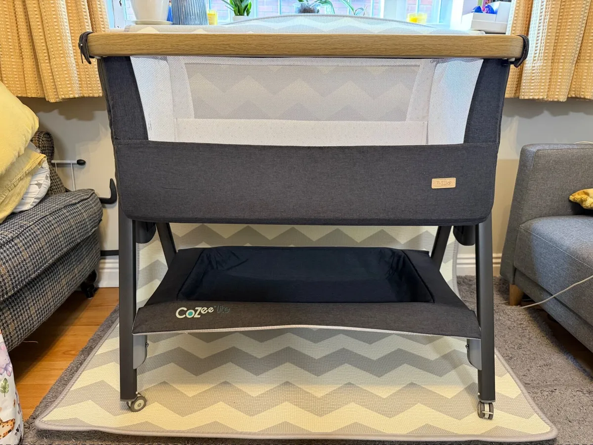 Bedside crib Tutti Bambini with wheels - Image 1