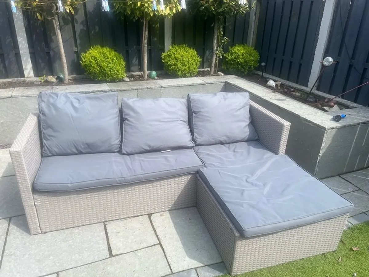 L shaped rattan couch with cushions. In great condition - Image 1