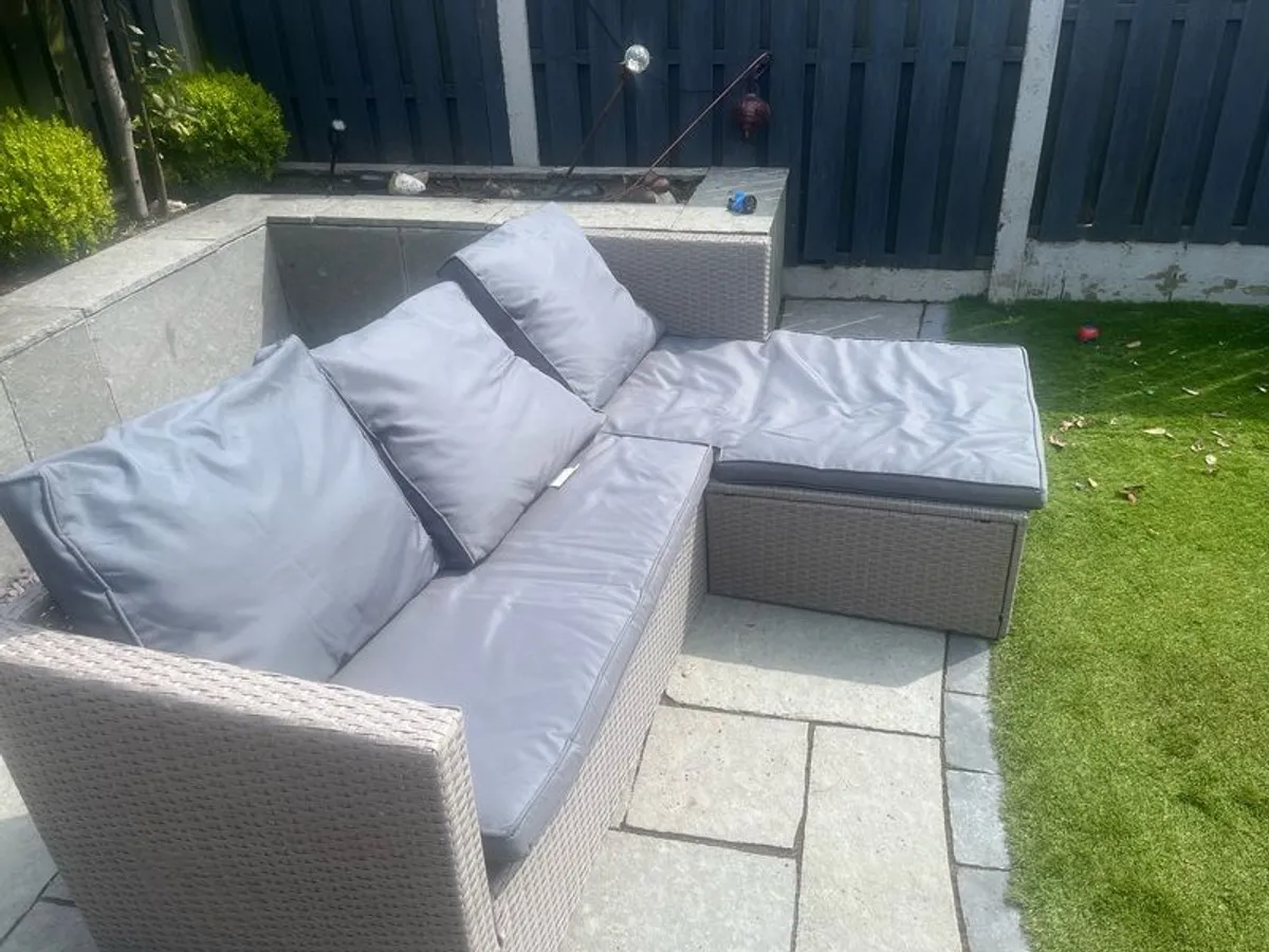 L shaped rattan couch with cushions. In great condition - Image 2