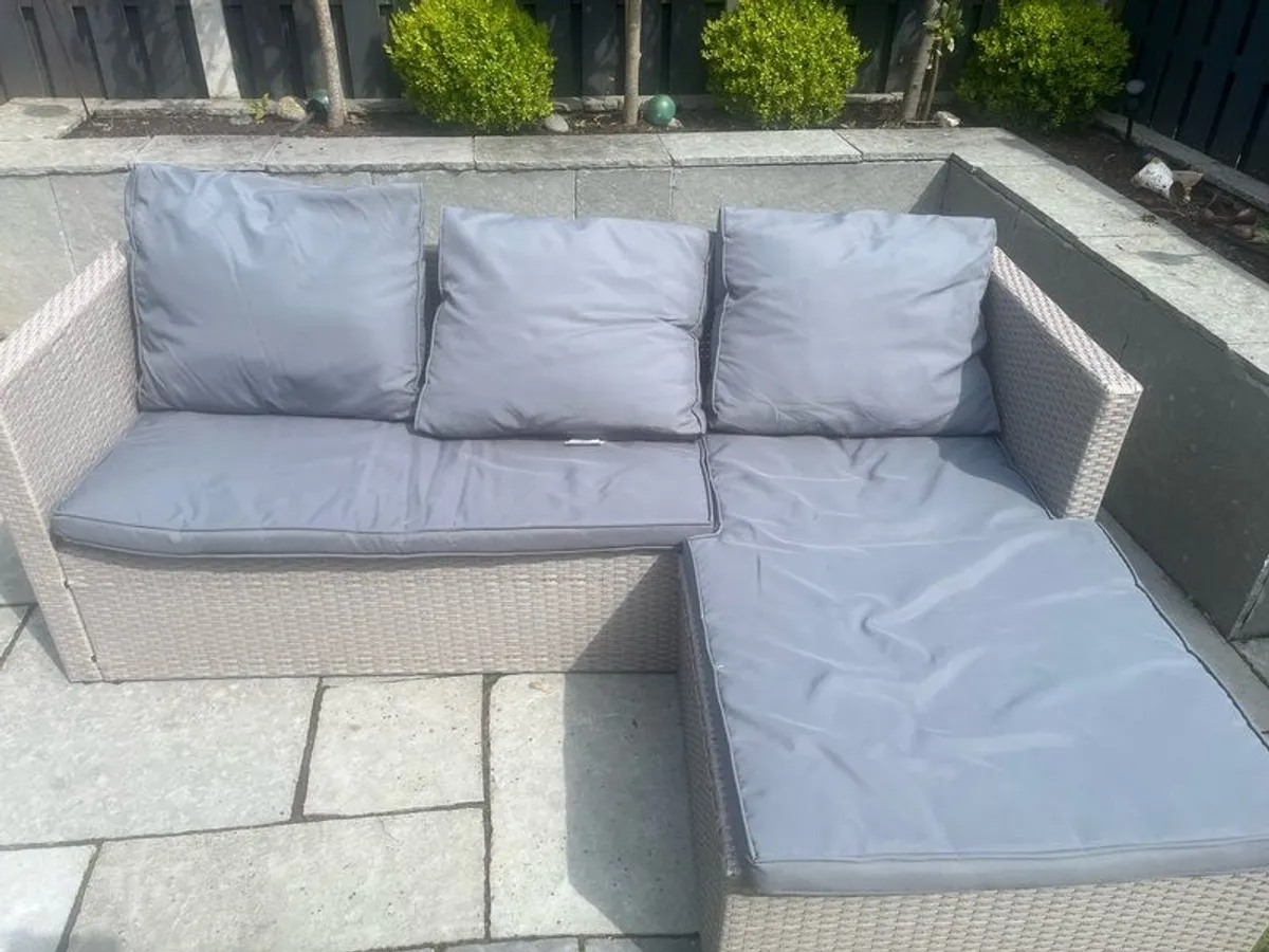 L shaped rattan couch with cushions. In great condition - Image 3
