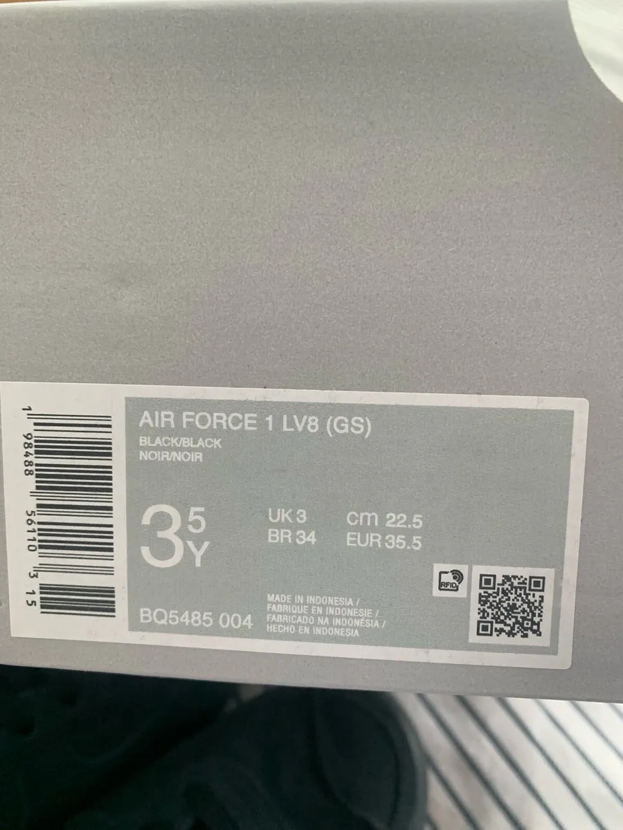 Boys swede Nike runner’s - Image 4