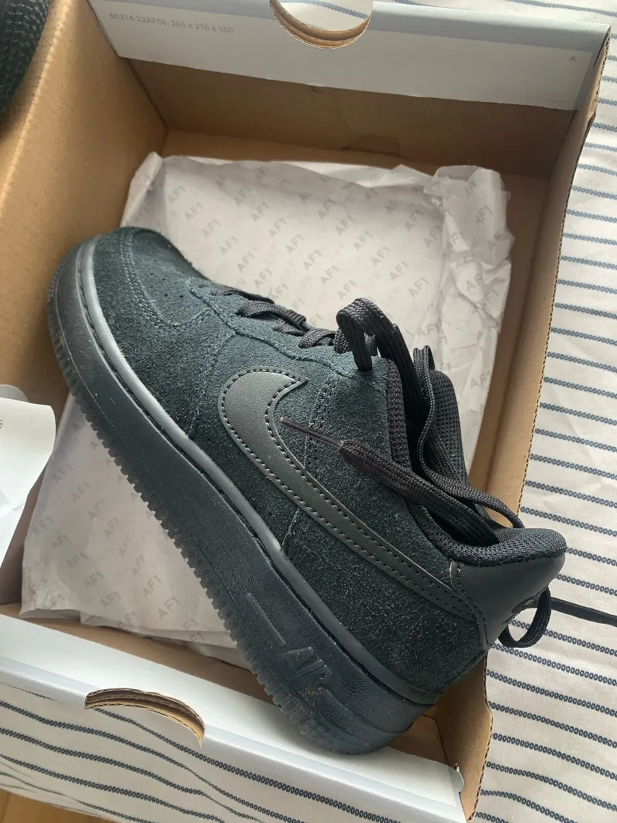 Boys swede Nike runner’s - Image 2