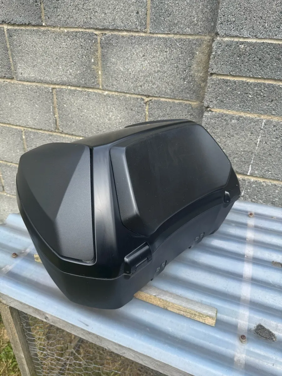 Honda Forza backbox 45L & tucano leg covers - Image 3