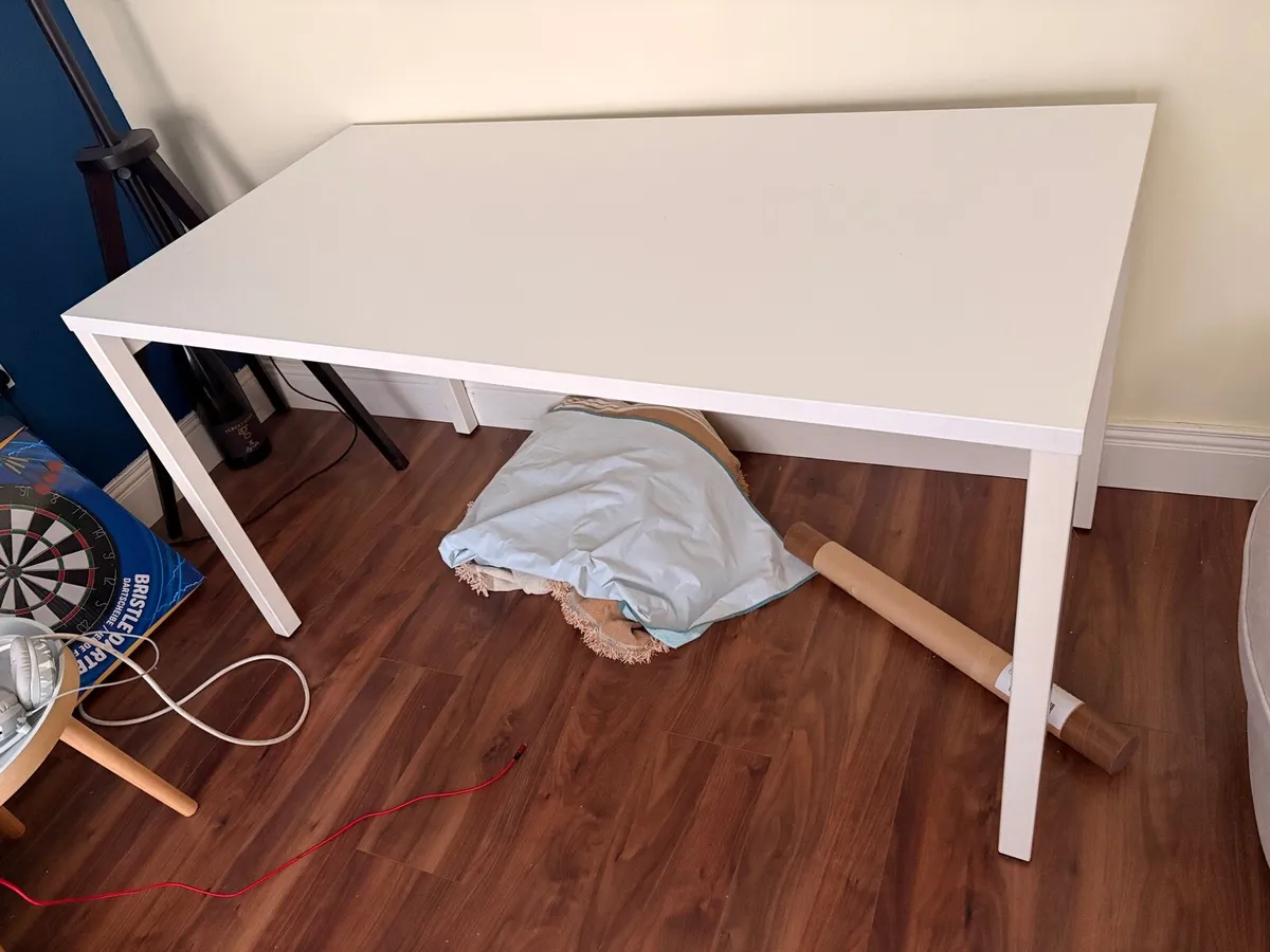 Table and chair - Image 1