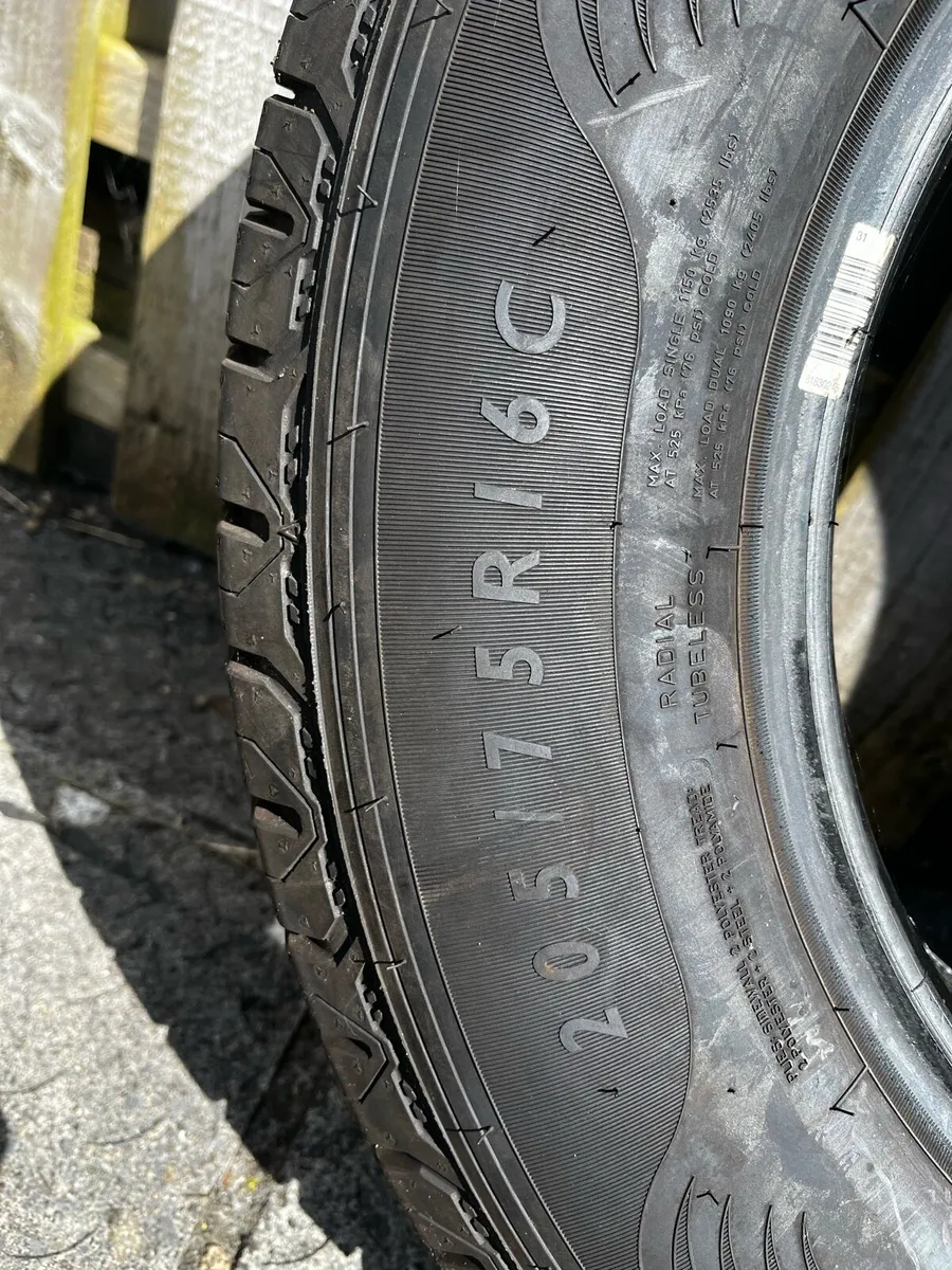 Van Tyres Dunlop Econodrive 205/75/R16C - Image 3