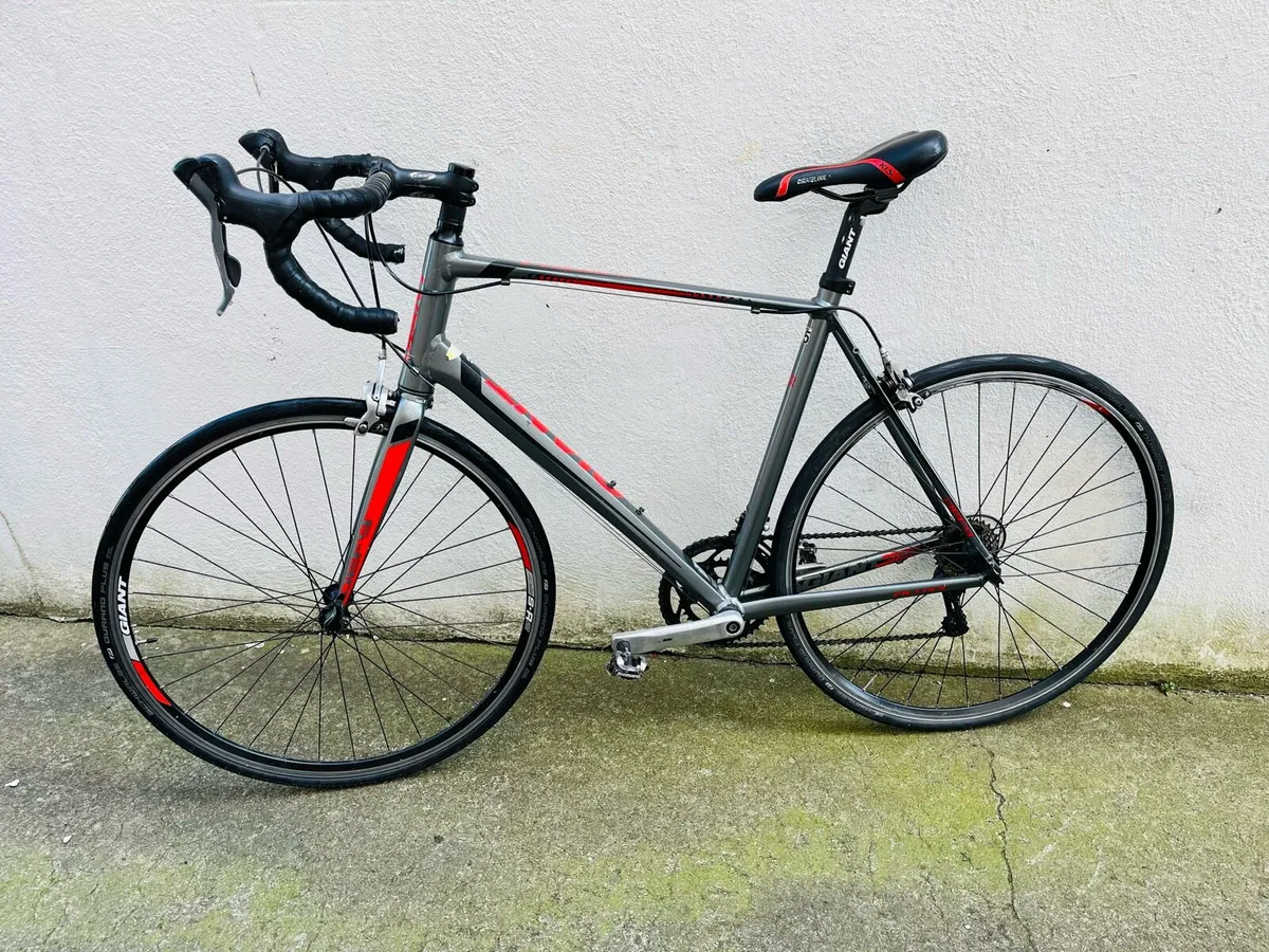 Giant Defy road bike - Image 2