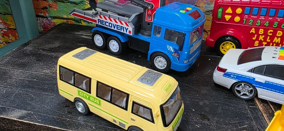 6 x Battery powered toy vehicles, lights and sound - Image 3