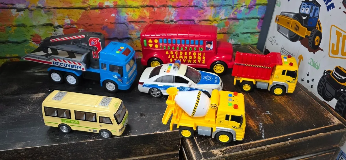 6 x Battery powered toy vehicles, lights and sound - Image 1