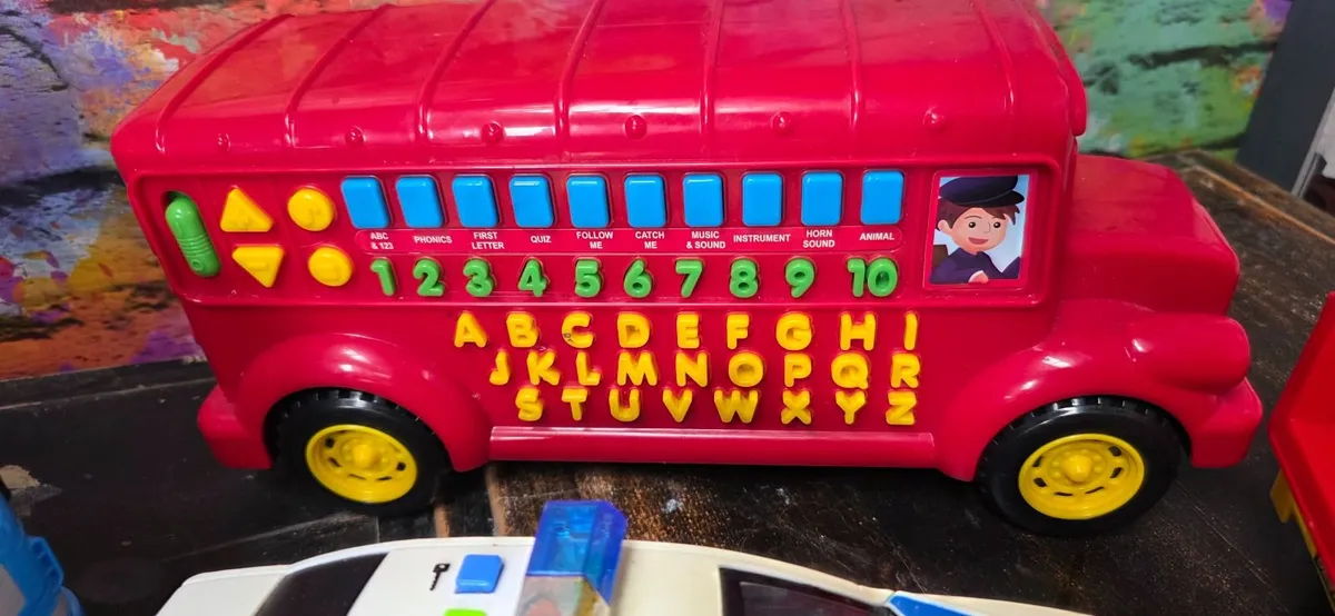 6 x Battery powered toy vehicles, lights and sound - Image 2