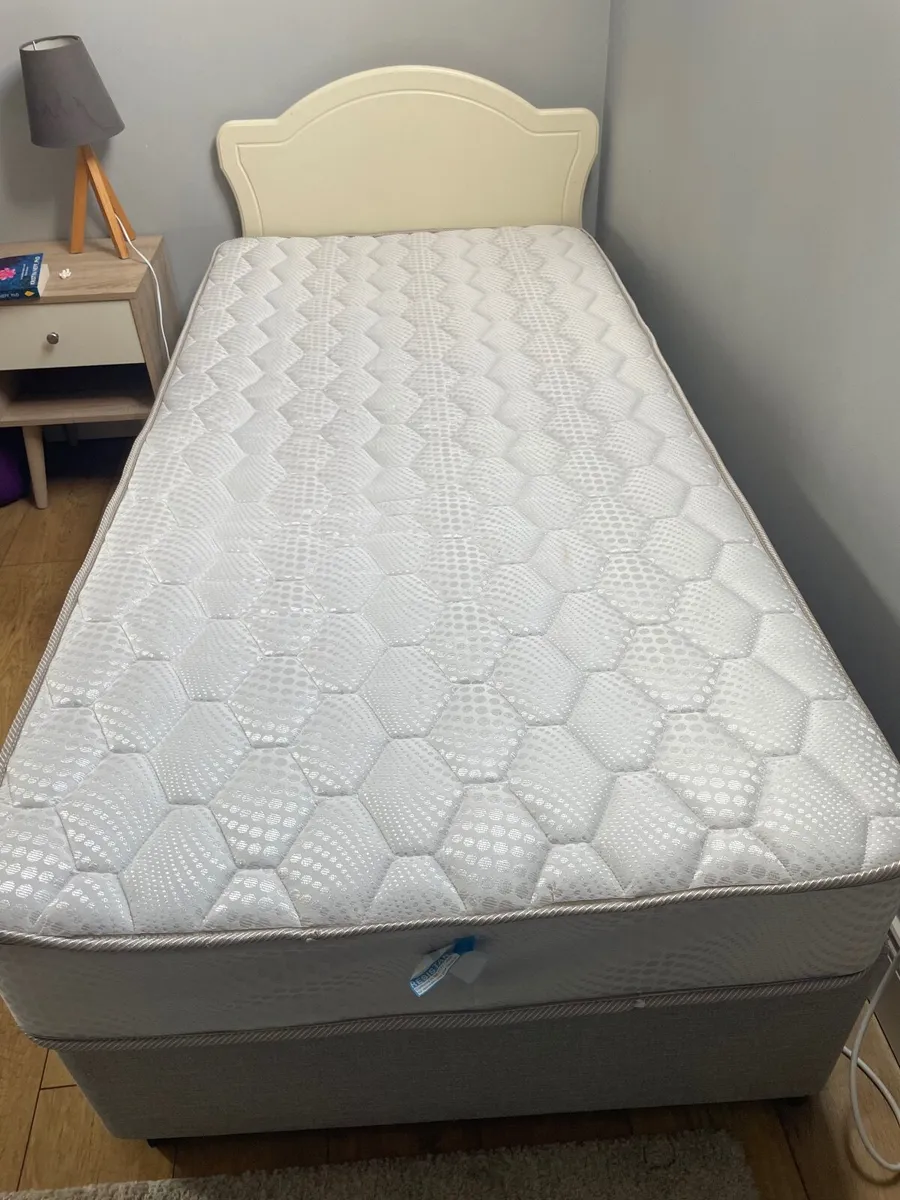 Single bed w/mattress - Image 1