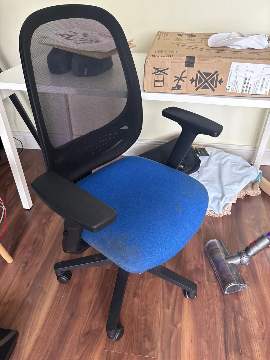 Table and chair - Image 2