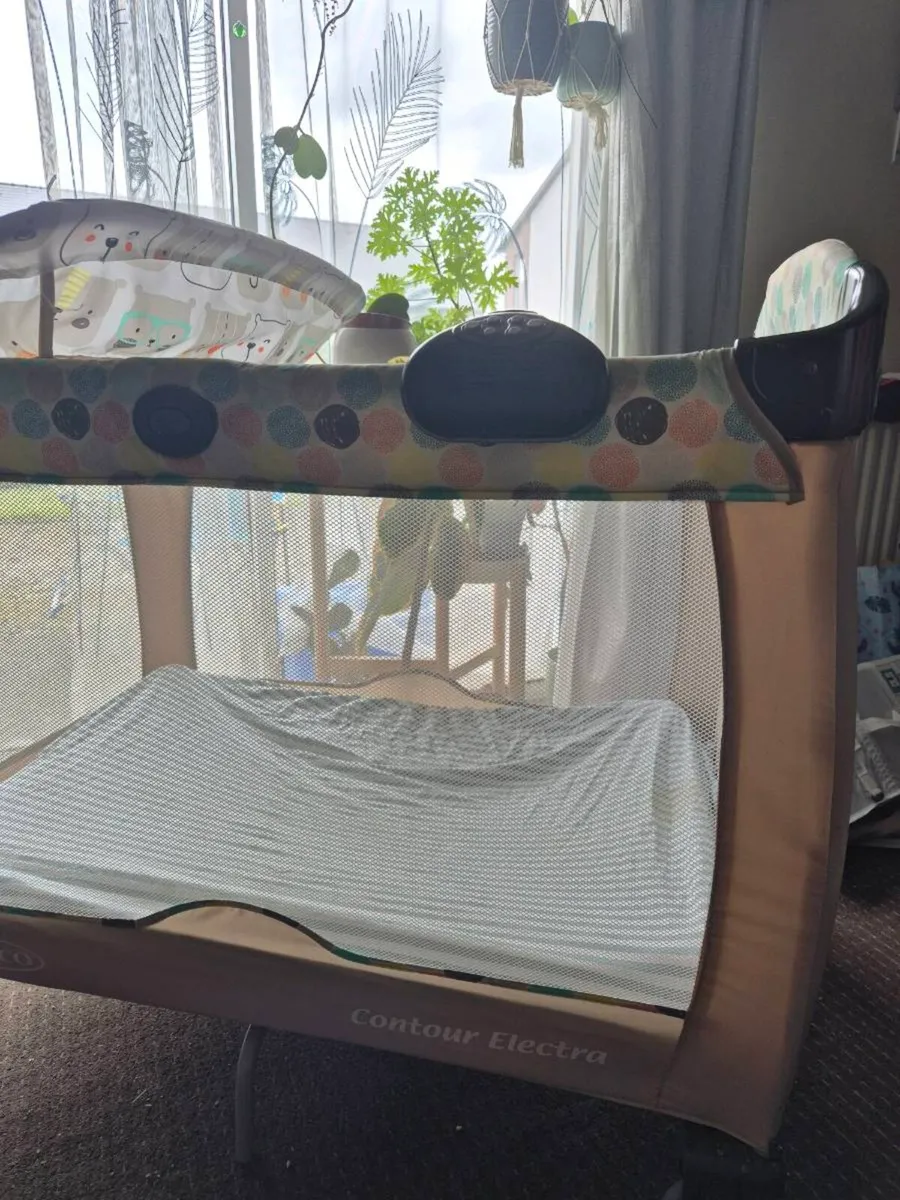 Graco travel cot - Image 2