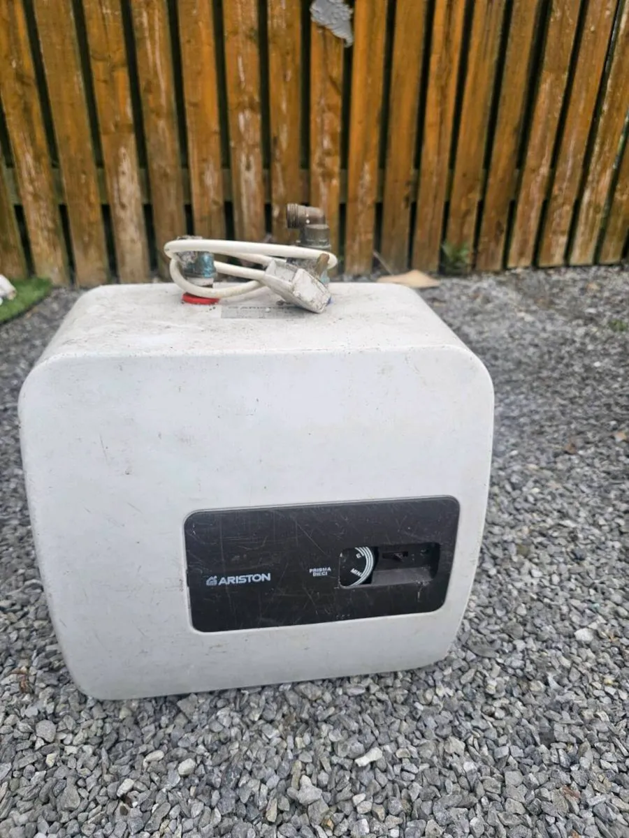 Garage sale - Image 1