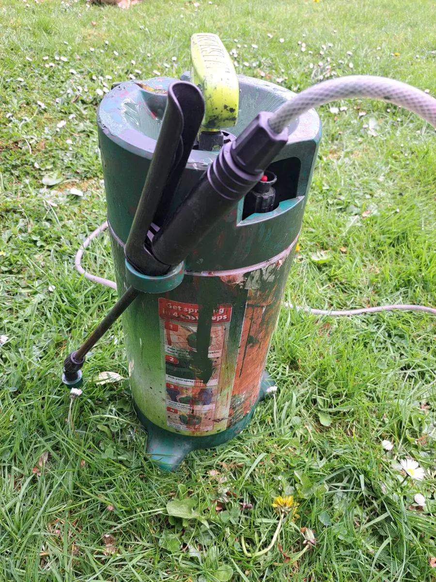 Wooden fence paint sprayer - Image 1