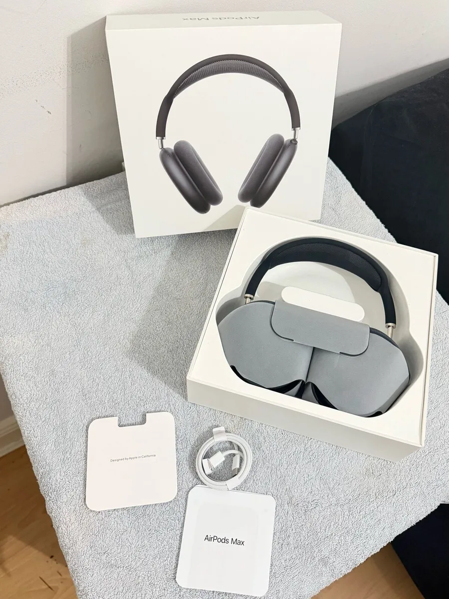 AirPods Max - Midnight Black (USB-C) - Image 1