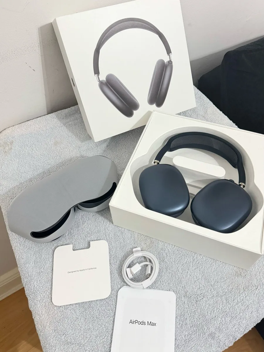 AirPods Max - Midnight Black (USB-C) - Image 2