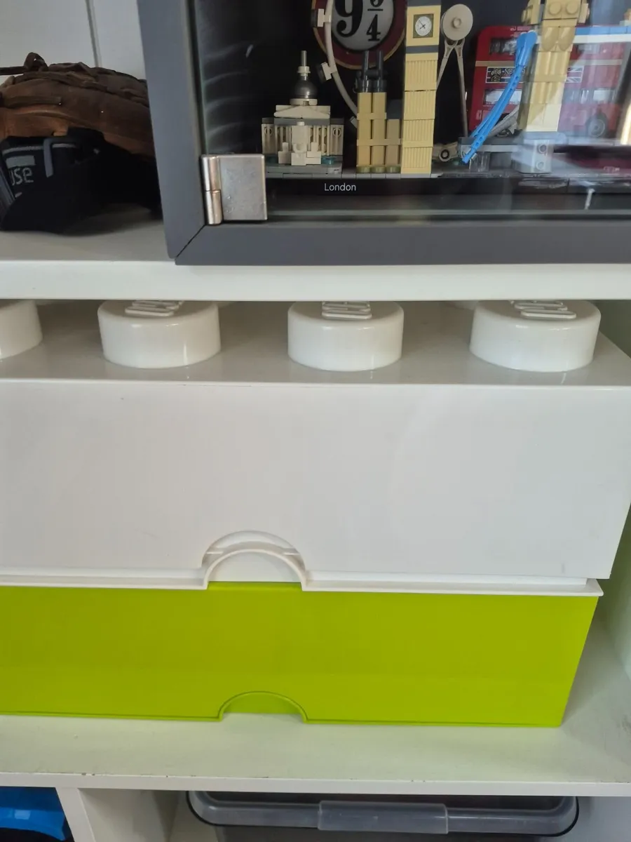 8 x Logo storage boxes - Image 1