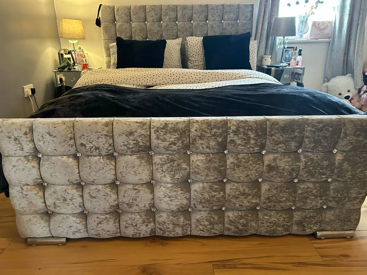 Crushed velvet king bed - Image 1