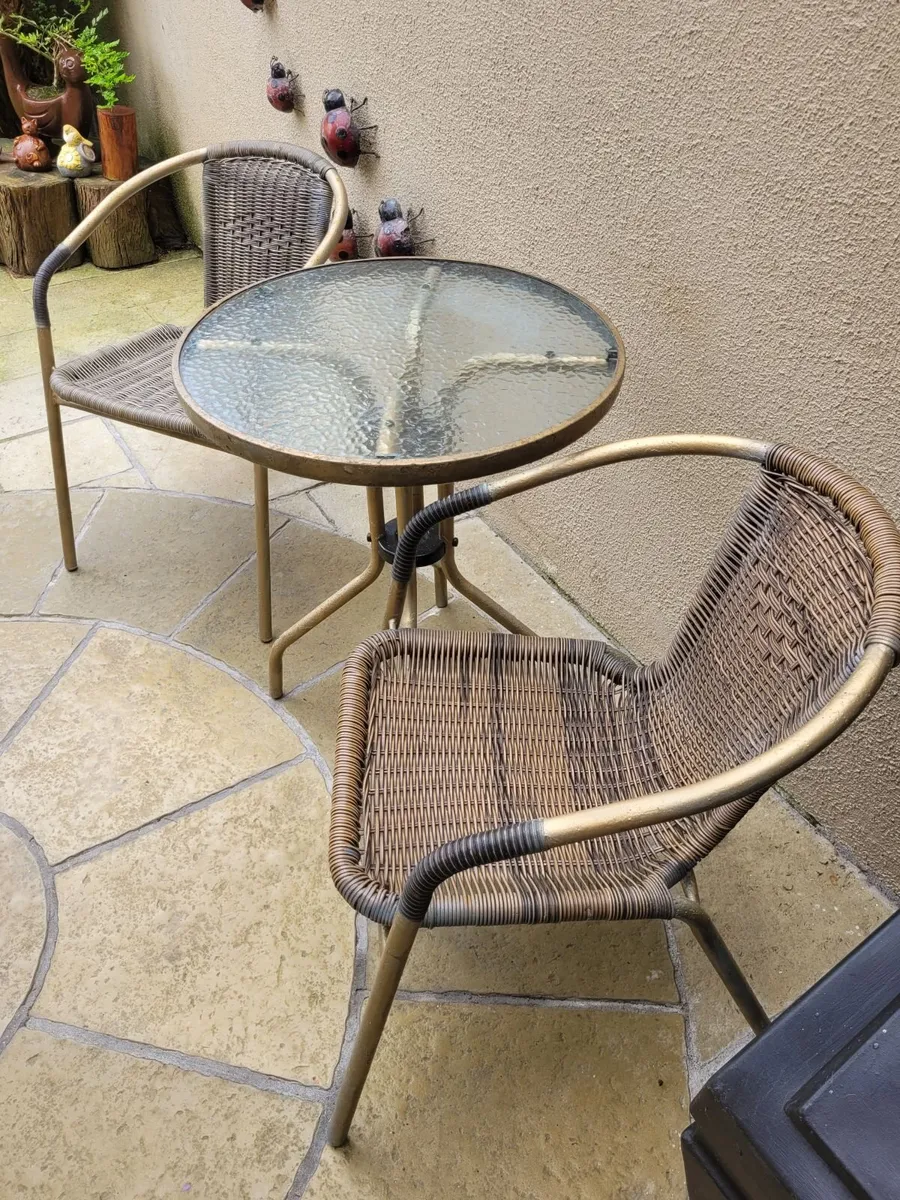 Set of garden chairs with a table - Image 2