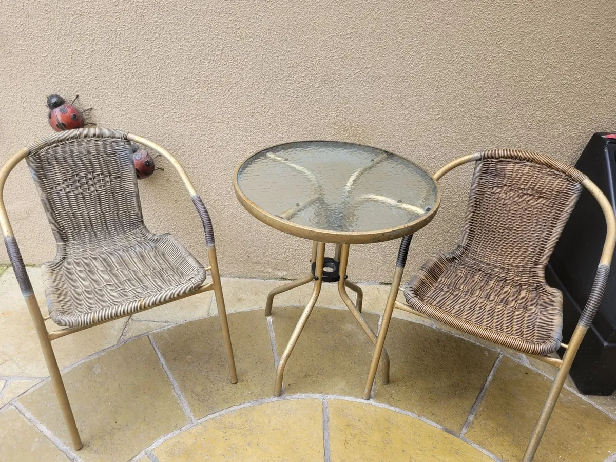 Set of garden chairs with a table - Image 1