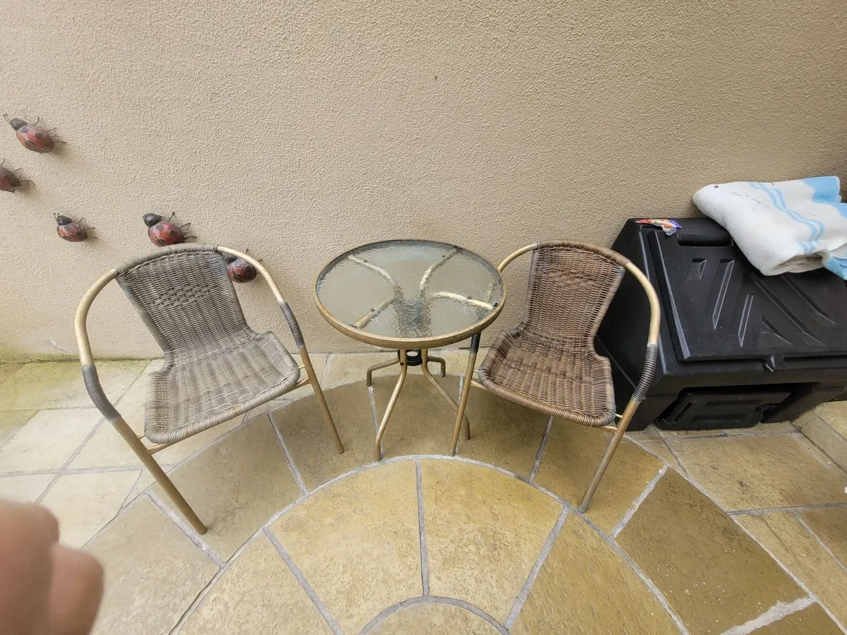 Set of garden chairs with a table - Image 3