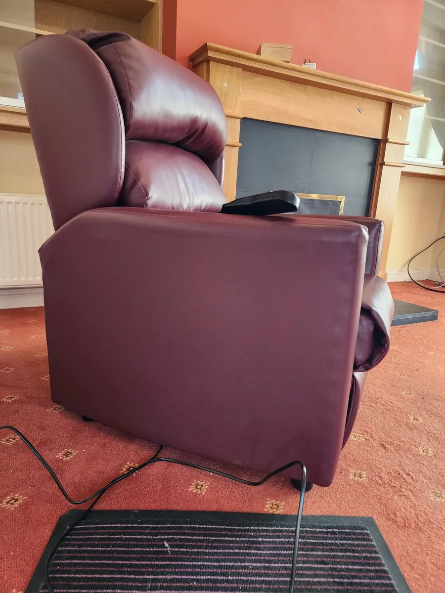 Electric lift and tilt chair - Image 3