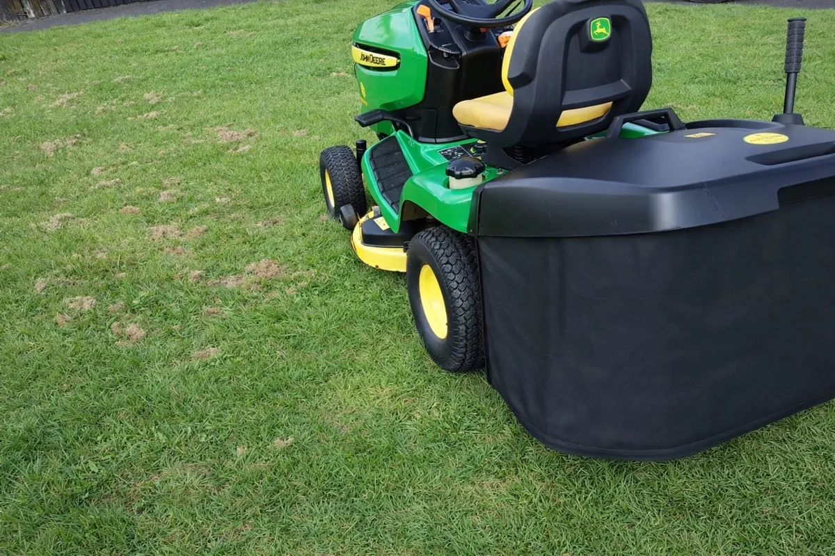 John Deere ride on lawnmower - Image 4
