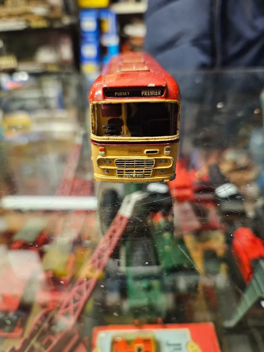 Corgi Die-cast Handmade Bus - Image 4
