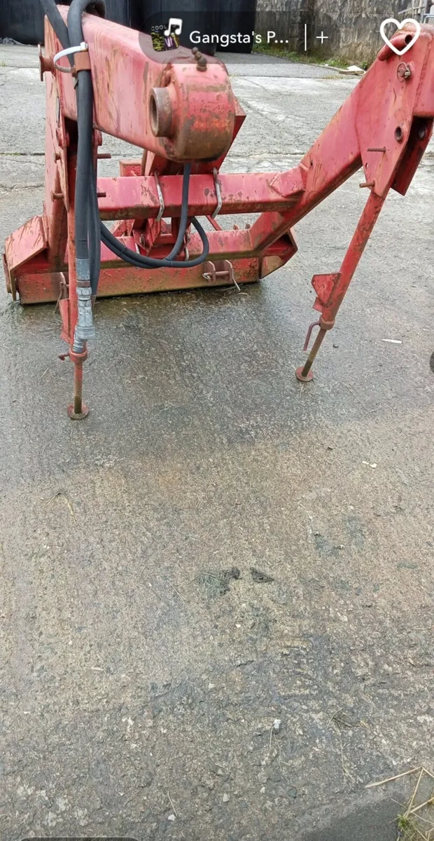 Massey Ferguson loader - Image 1