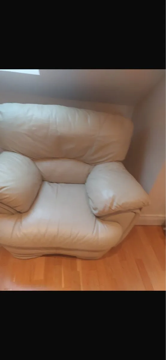 3 piece suite couch - Image 1
