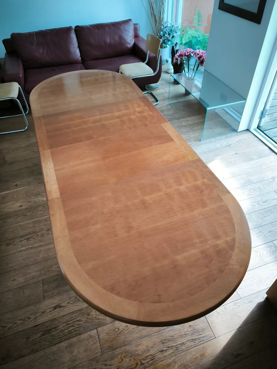 Extendable dining table - Image 1