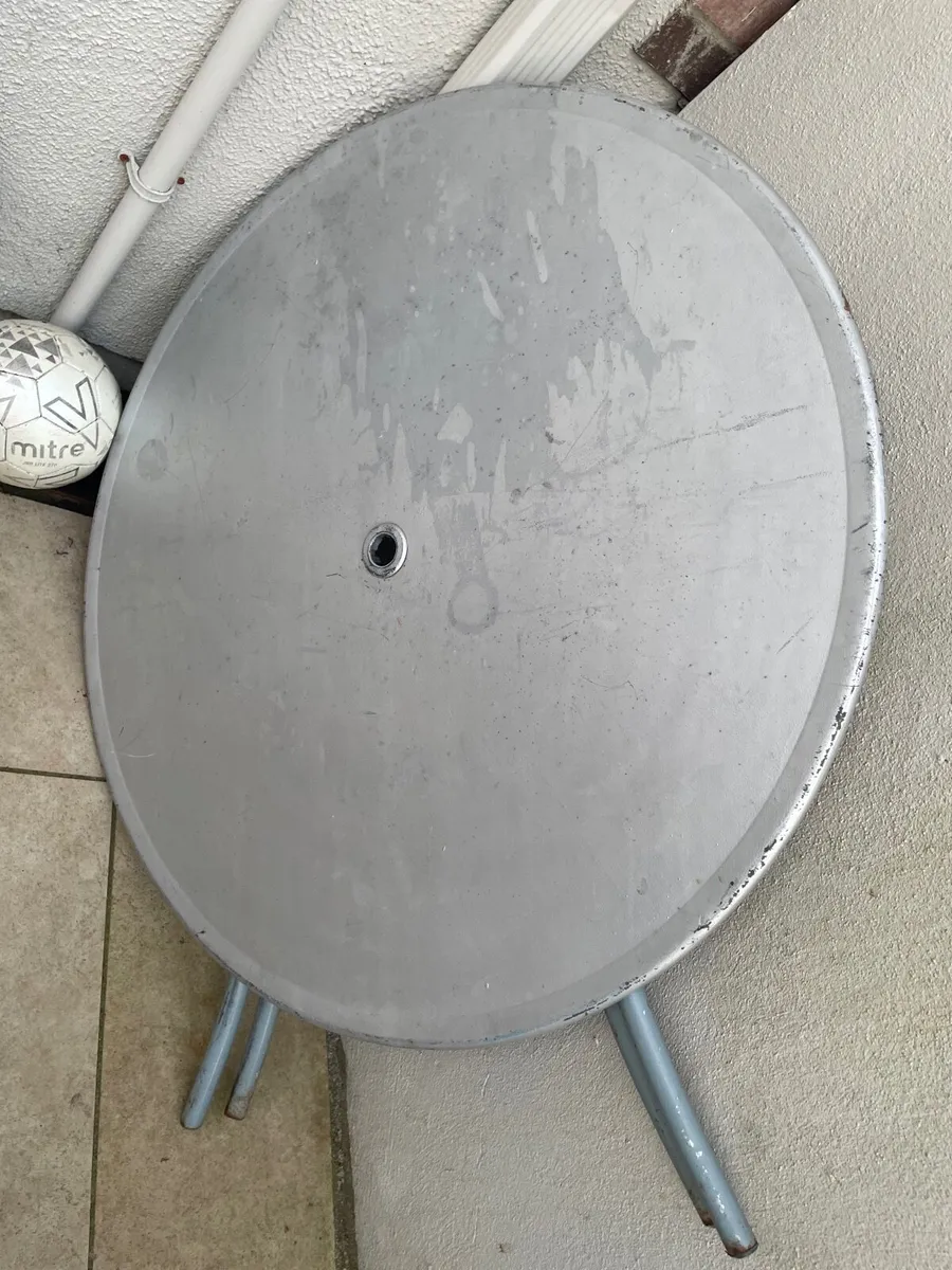 Garden table and chairs - Image 1