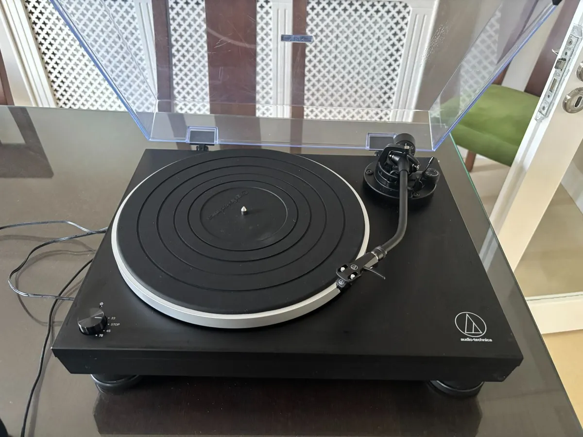 Record player and Console - Image 1