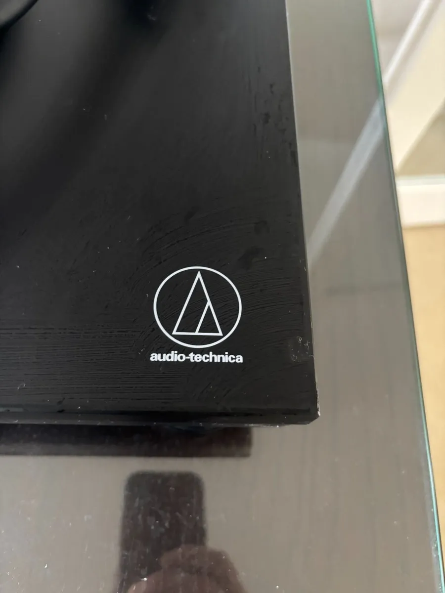 Record player and Console - Image 2