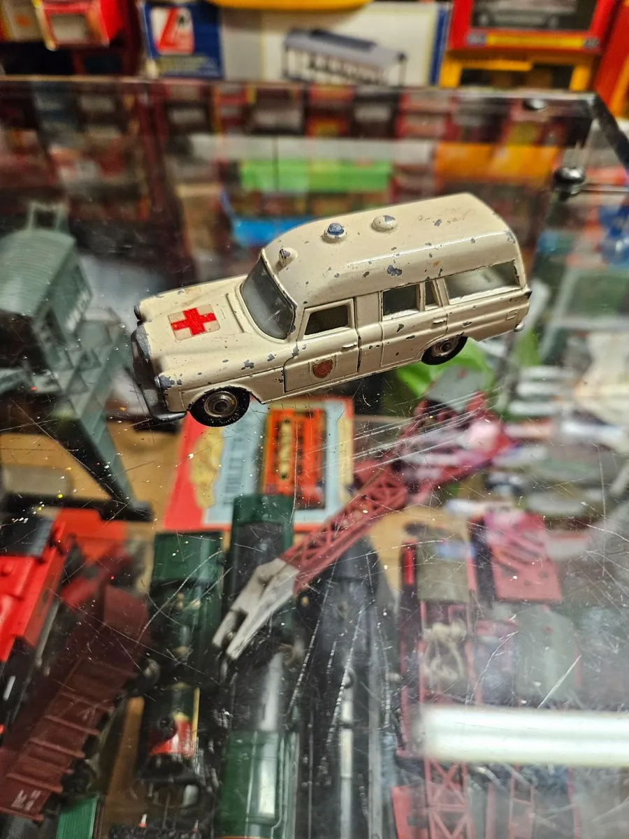 Matchbox Lesney Mercedes Ambulance - Image 2