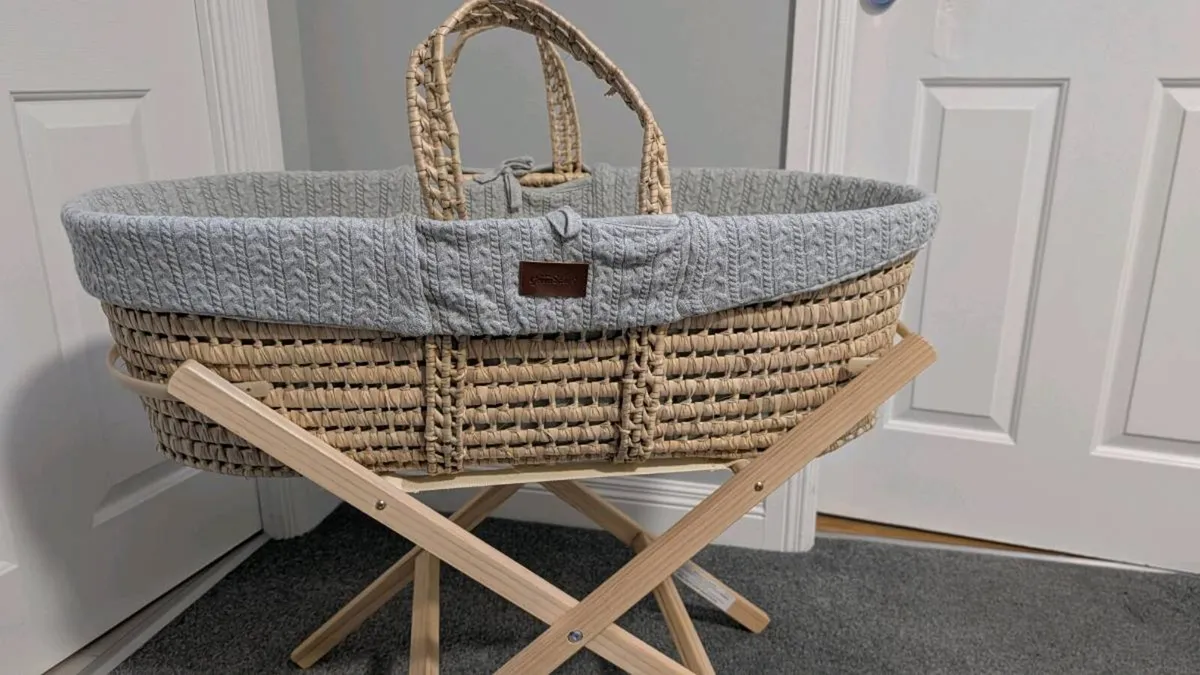 Moses Basket and Sheets - Image 1