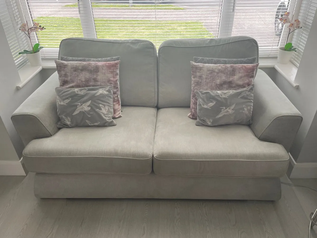 Suite of furniture - Image 1