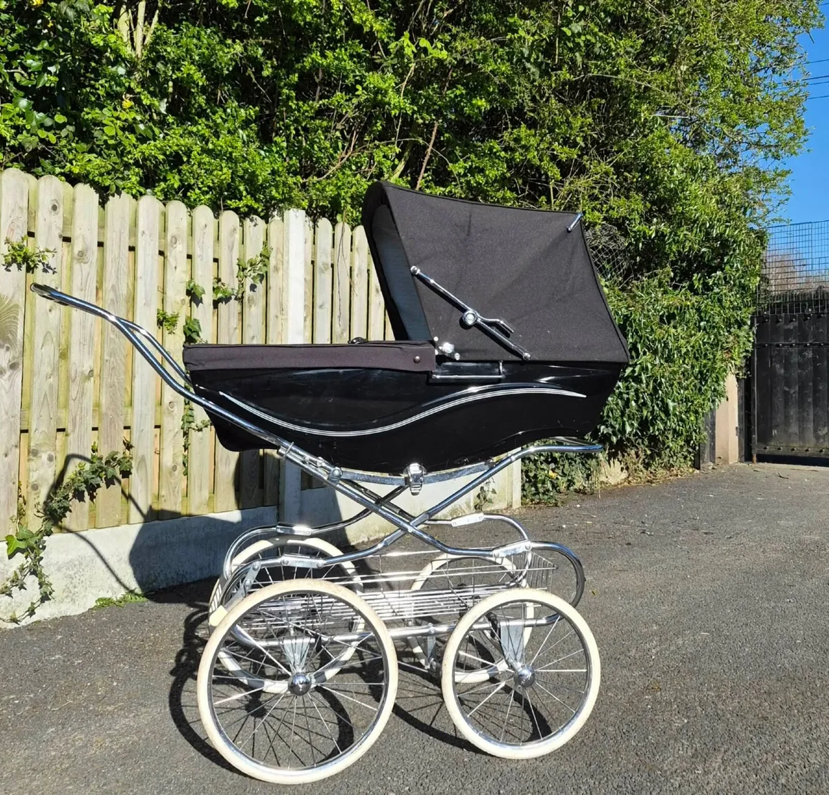 Vintage Silvercross pram - Image 2