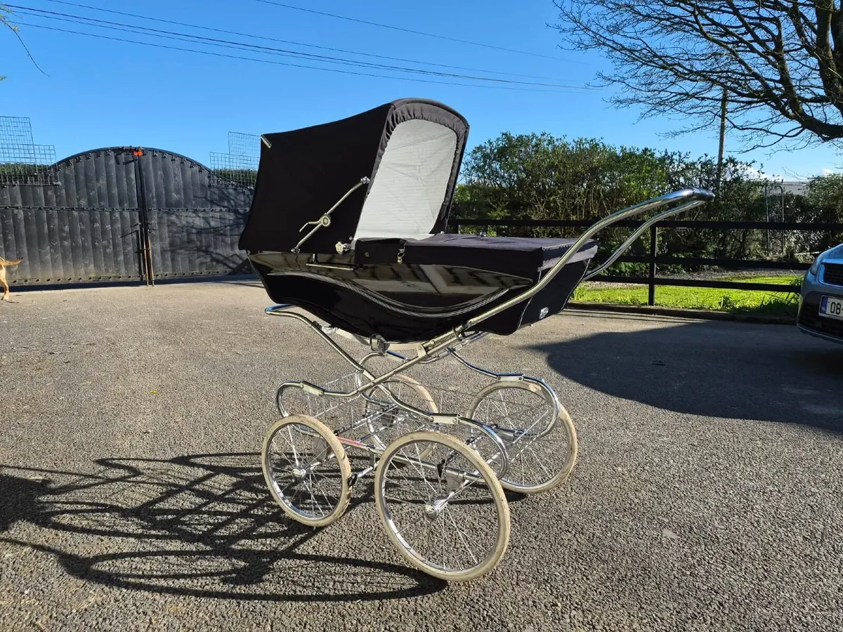 Vintage Silvercross pram - Image 1