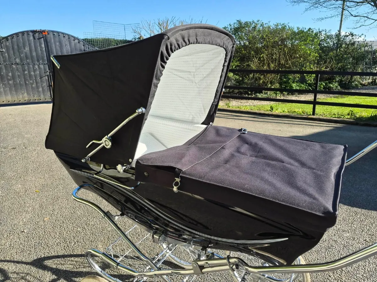 Vintage Silvercross pram - Image 3