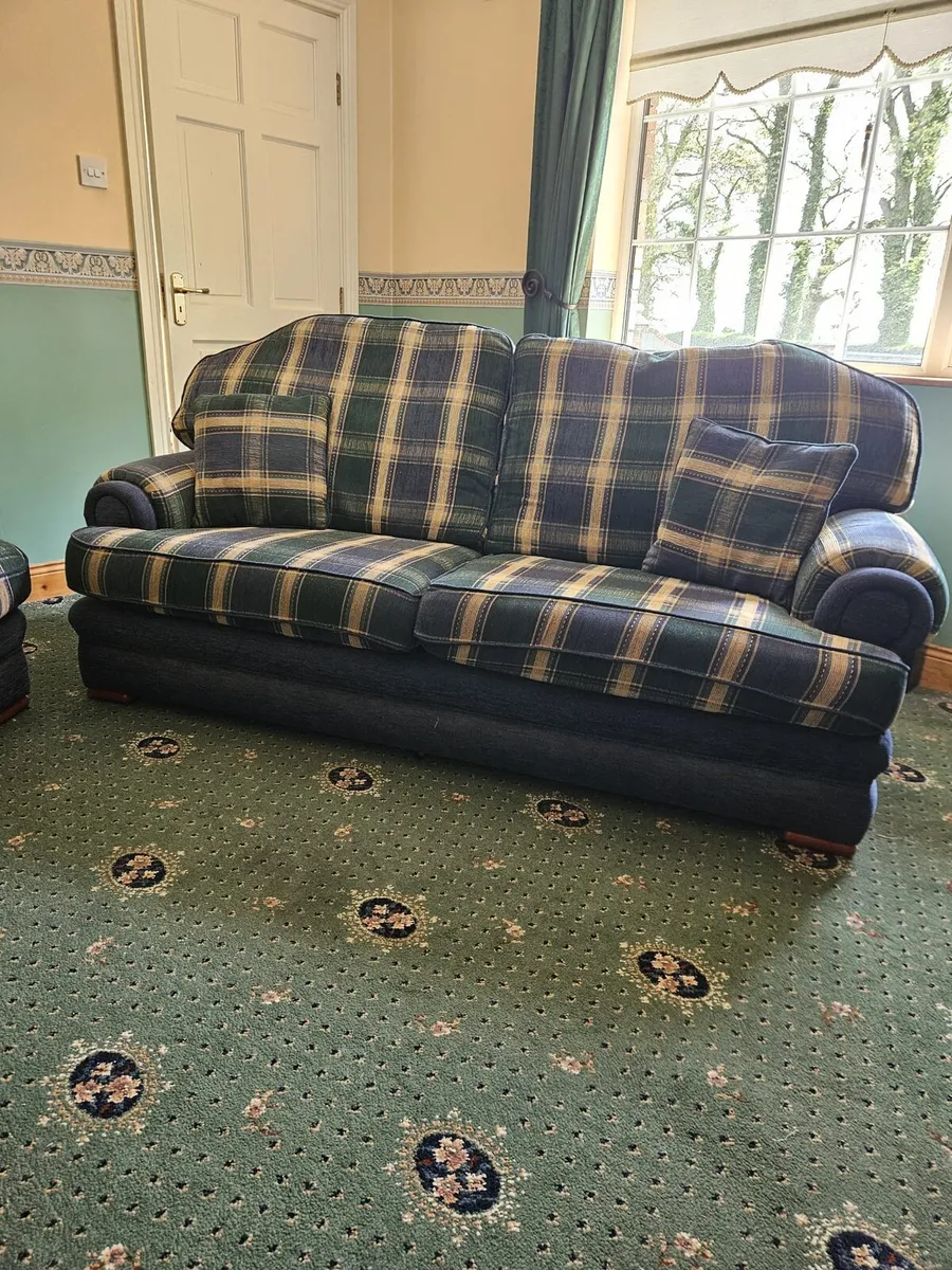 Suite of furniture - Image 1