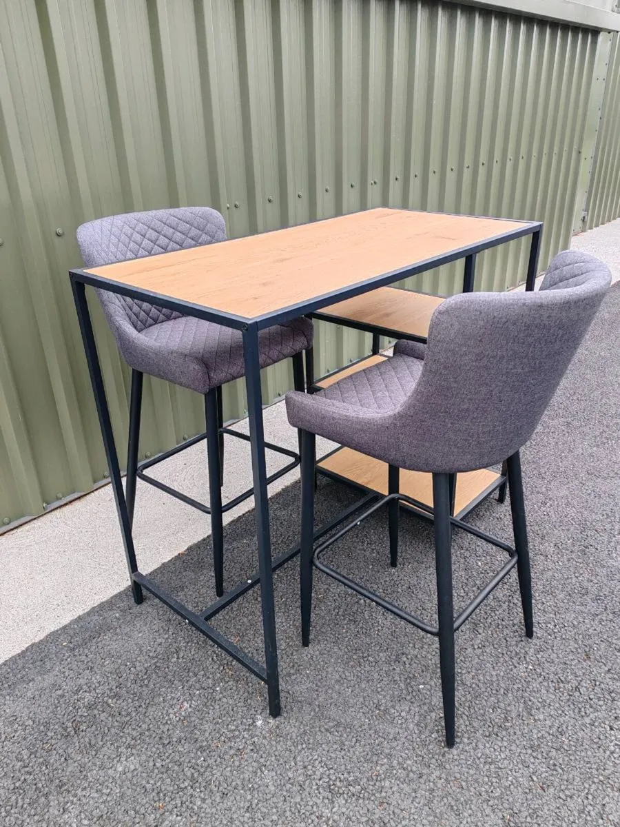 High island style table with two high chairs - Image 1