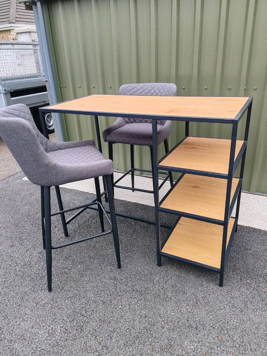 High island style table with two high chairs - Image 2